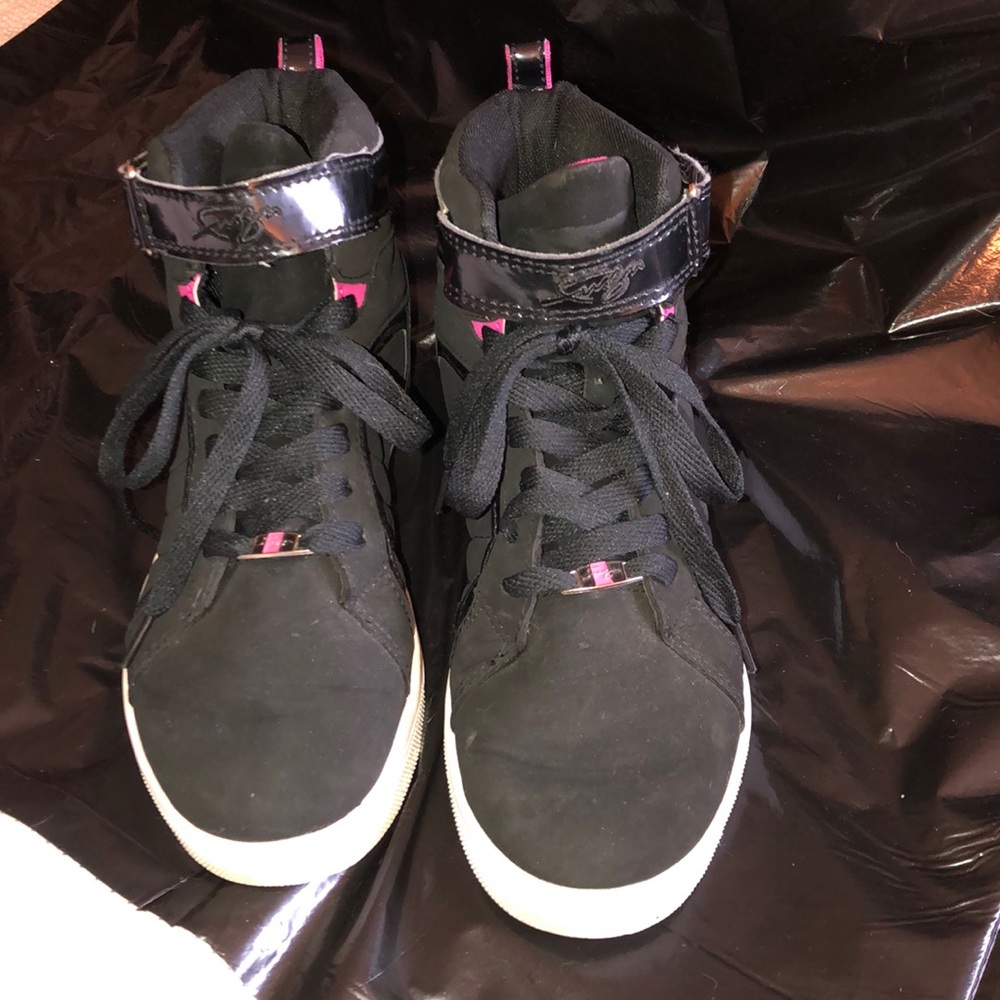 Sneakers size: 7.5